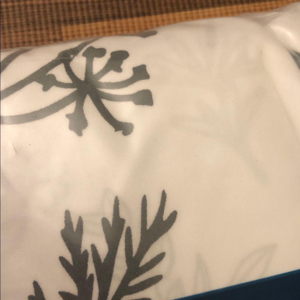 🆕Amazon White and Gray Floral Duvet Cover Set. size King - Picture 6 of 9